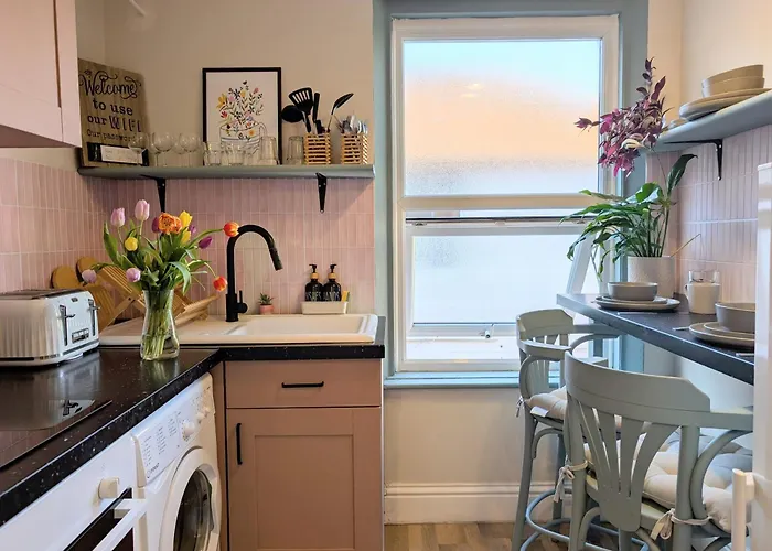 Peacehaven Retreat - 4 Minutes From The Beach! Pet Friendly!