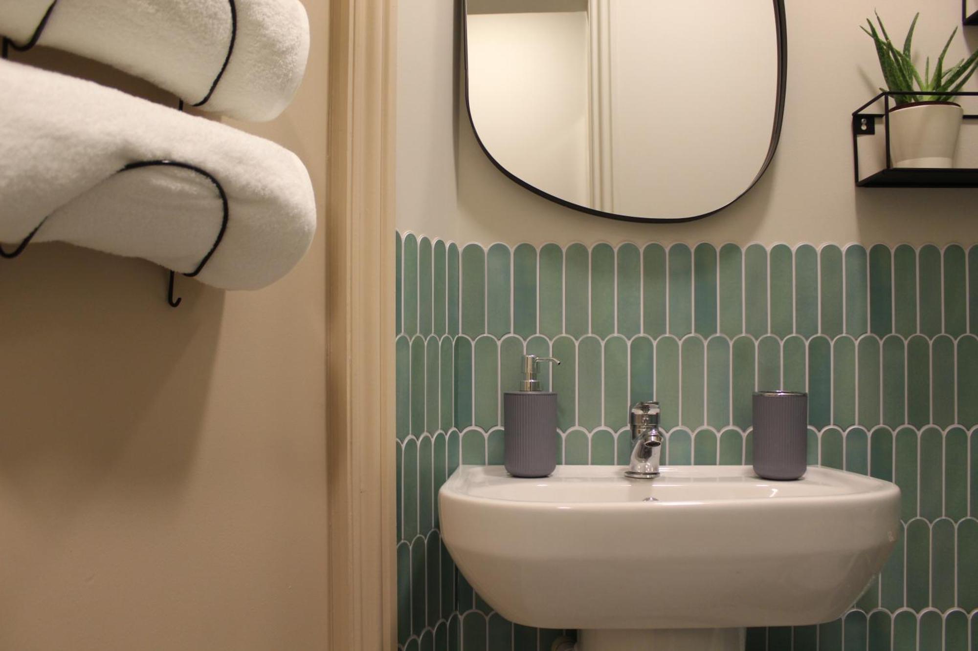 Apartment Peacehaven Retreat - 4 Minutes From The Beach! Pet Friendly! Weymouth